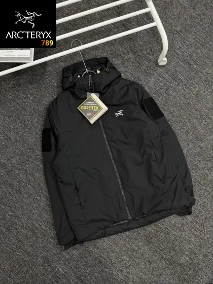 ARC‘TERYX/始祖鸟 2025冬款男士棉服黑灰两色魔术贴DIY登山通勤都能穿 -颜色: 黑色 灰色 -25冬始祖鸟新棉服,直接把“户外buff”拉满!三防面料硬刚雨雪大风,保暖对标羽绒服,弯刀剪裁+魔术贴DIY,爬山/攀登动作零束缚还能玩出专属风格.黑灰两色极简抗打,穿它进山,暖得稳、帅得野. -始祖鸟这波冬款,把“户外级保暖”塞进日常里了!防风防水的三防面料,冬天通勤遇雨遇风都稳,亲肤尼龙里布贴身穿不扎,魔术贴DIY臂章还能玩出个性.黑灰两色搭西装/牛仔裤都不违和,适配各种身形,保暖不臃肿,通勤户外一键切换. -黑的稳、灰的高级,不管什么身形,都能找到“像量身订的”那件——上班赶地铁能裹暖,周末钻山林能抗风,好看和实用总算不打架了. 温馨提示:尺码均为手工测量有1-2CM左右误差属于正常.